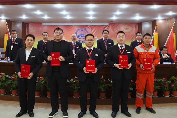 4榮獲集團(tuán)五小創(chuàng)新創(chuàng)效、經(jīng)營工作、雙清工作、大干120天的**班組及個(gè)人代表上臺(tái)領(lǐng)獎(jiǎng).JPG