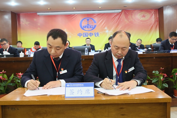 企業(yè)方法人代表、公司黨委書記、執(zhí)行董事李建偉同志代表公司與員工代表、公司工會(huì)主席鄧小兵同志簽訂《2019年集體合同》.JPG