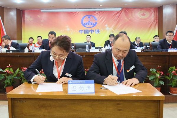 企業(yè)方法人代表、公司黨委書記、執(zhí)行董事李建偉同志代表公司與女工代表、公司女工委主任孫艷艷同志簽訂《2019年女職工權(quán)益保護(hù)專項(xiàng)集體合同》.JPG